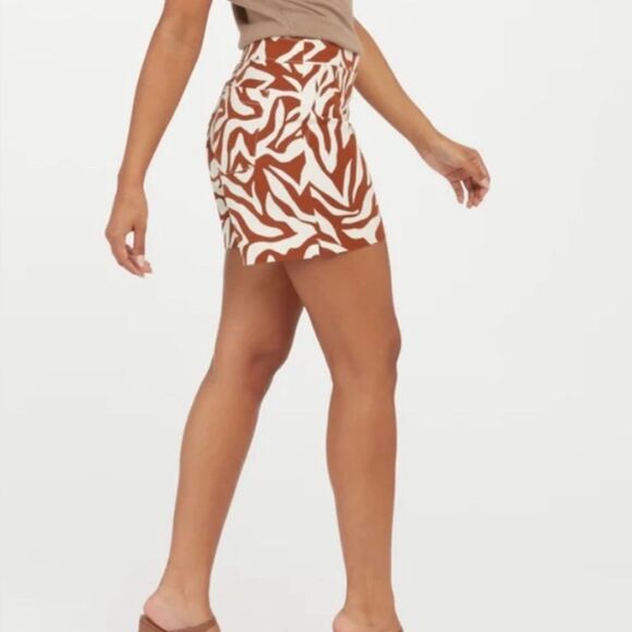 SPANX Print Shorts in Brown Zebra Stripe Size Large - Picture 1 of 12